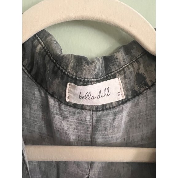 BELLA DAHL Green Leopard Print Split Back Button Down Size Small Tencel - Picture 3 of 9